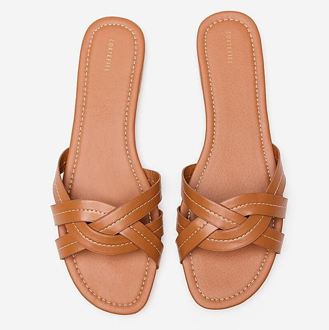 Sandalias planas de tiras trenzadas de Cortefiel, 29,99 euros.