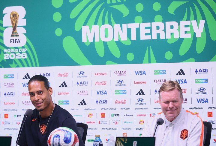 Ronald Koeman y Virgil van Dijk (Reuters).
