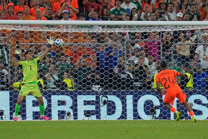 El penal clave: el que Bounou le tapó a Summerville.