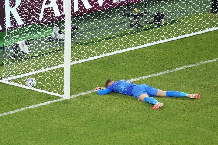 La secuencia posterior, totalmente superado por cómo entró ese penal. (AP)