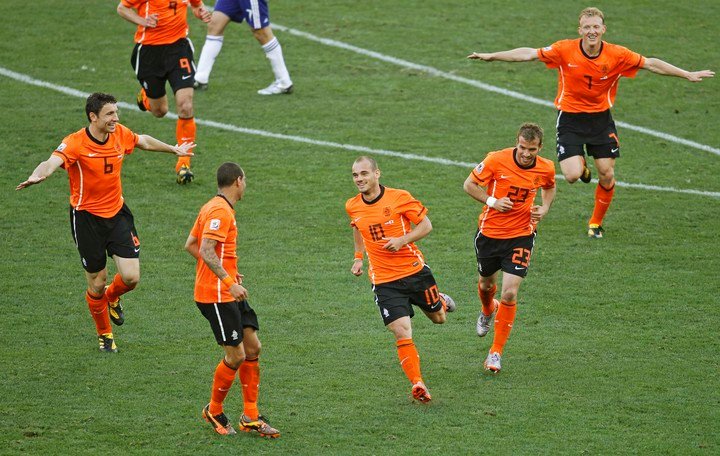 El gol de Wesley Sneijder ante Japón en el Mundial 2010 (REUTERS).