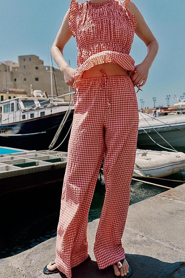 Pantalón fluido con cordón con estampado vichy de Zara.