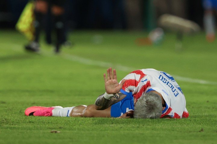 Julio Enciso en el piso en el Defensores del Chaco. (EFE).