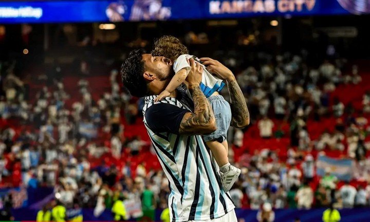 Paredes y su hijo en el Mundial.