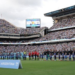 El insólito blooper en el amistoso de la Selección: pusieron el Bombón Asesino en vez del himno argentino