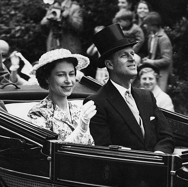 La reina Isabel II y el duque de Edimburgo llegan al hipódromo de Ascot con motivo de la jornada inaugural de la reunión de Royal Ascot.