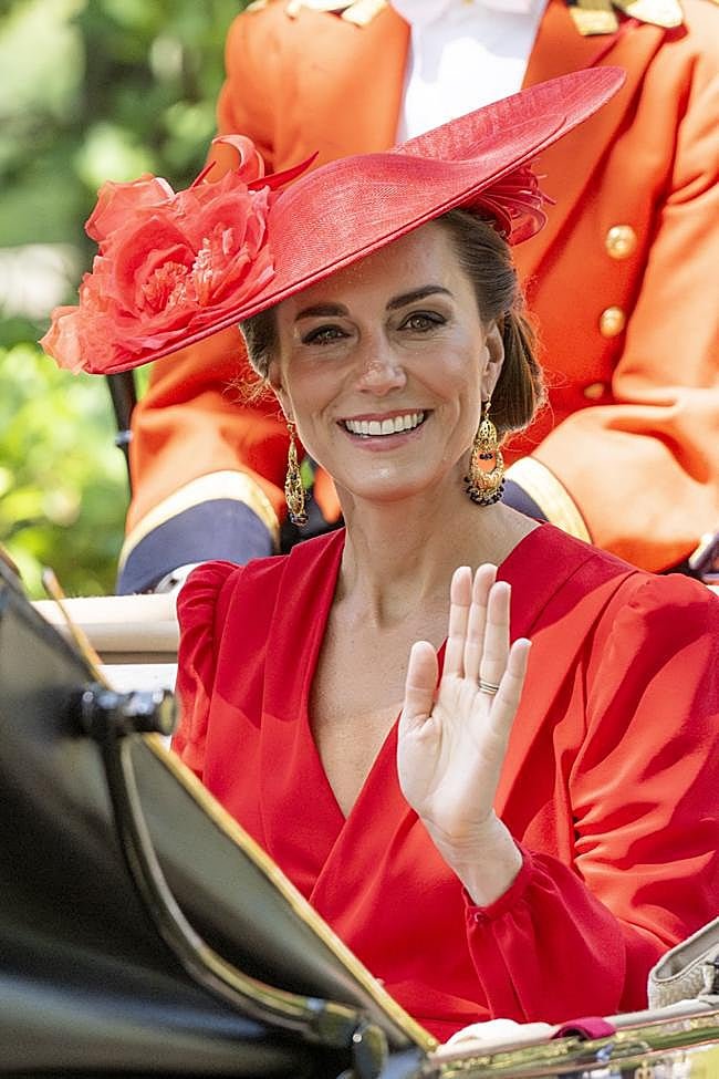 Kate Middleton en Ascot con tocado de ala ancha en rojo.