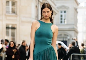 Vestidos plisados de invitada que son perfectos para un evento