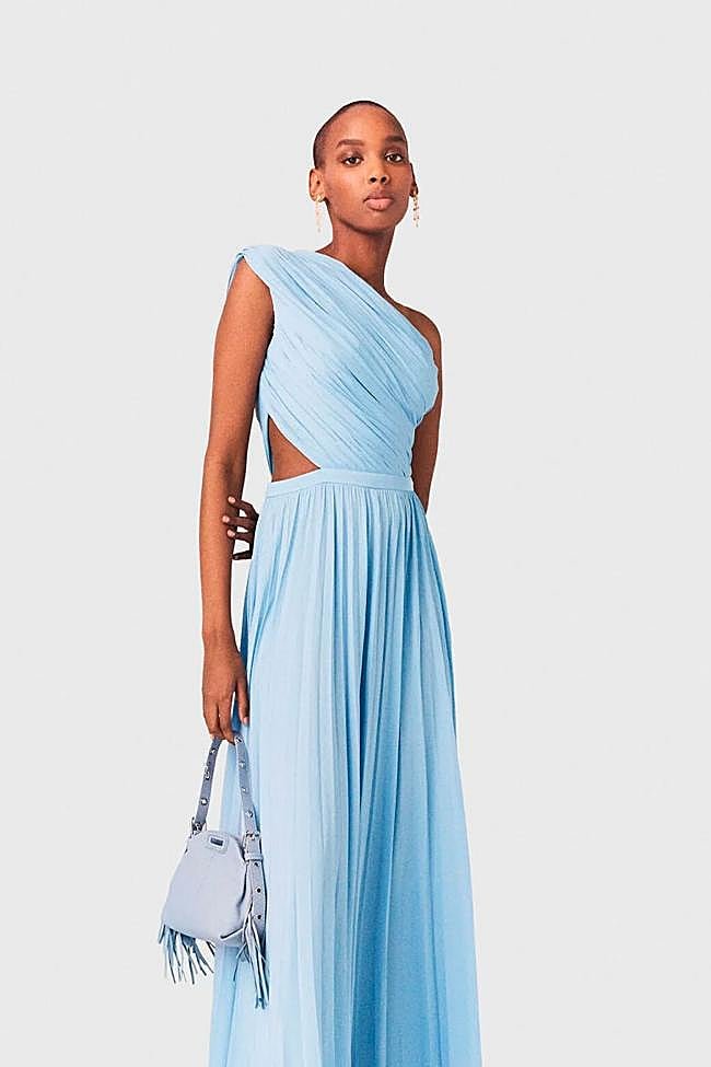 Vestido plisado en azul claro de Maje.