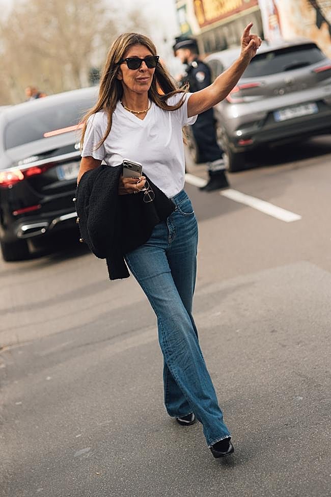 Un look básico con vaqueros y camiseta blanca.