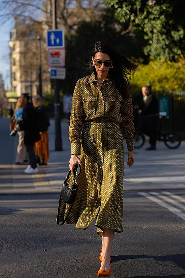 Un look en tonos verdes y salones en naranja.