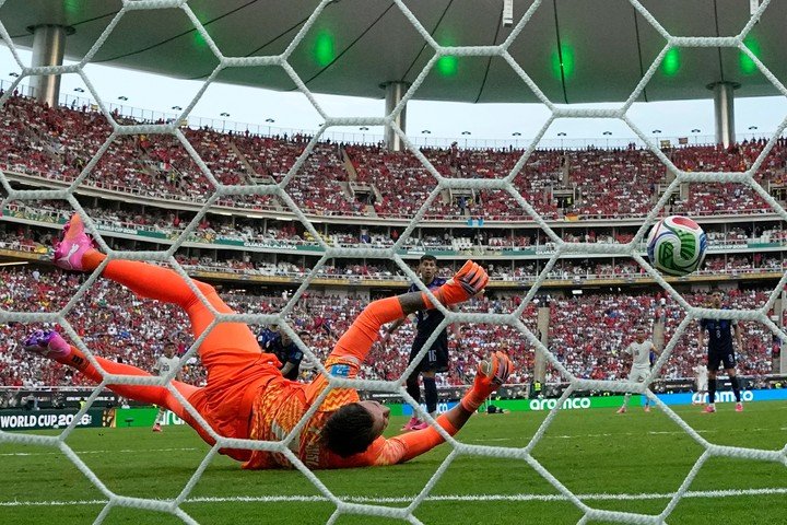 Fernando Muslera vs. España. (AP)