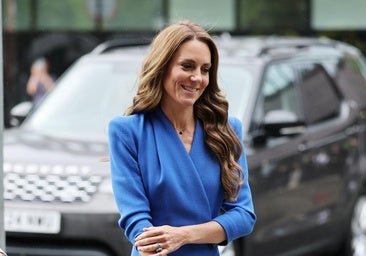 Por qué las invitadas elegantes están cambiando el rosa por el azul claro esta temporada