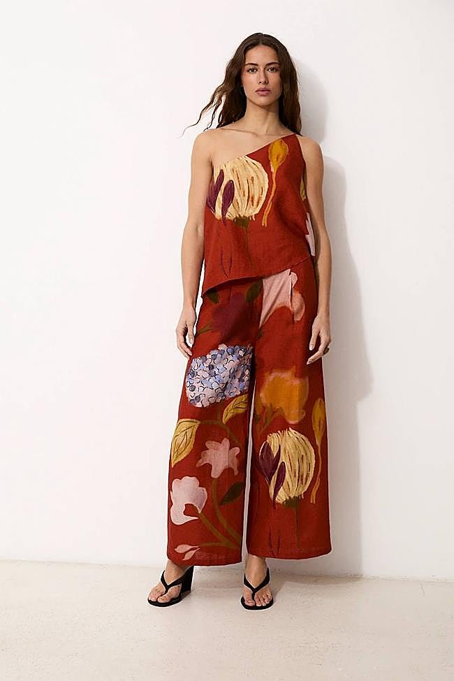 Conjunto con estampado de flores compuesto por top asimétrico y pantalón fluido de Maksu.