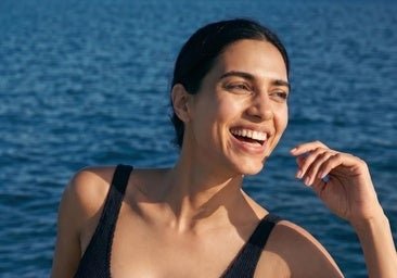 Los bikinis de braguita alta vuelven cada verano porque afinan la cintura, estilizan y son los más cómodos