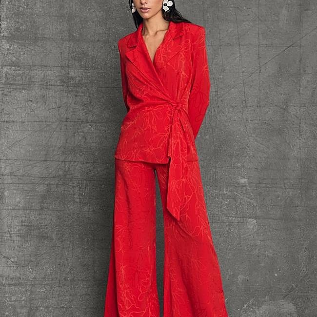 Traje rojo amapola de Miphai: pantalón 79,99 euros y chaqueta 99,99 euros.