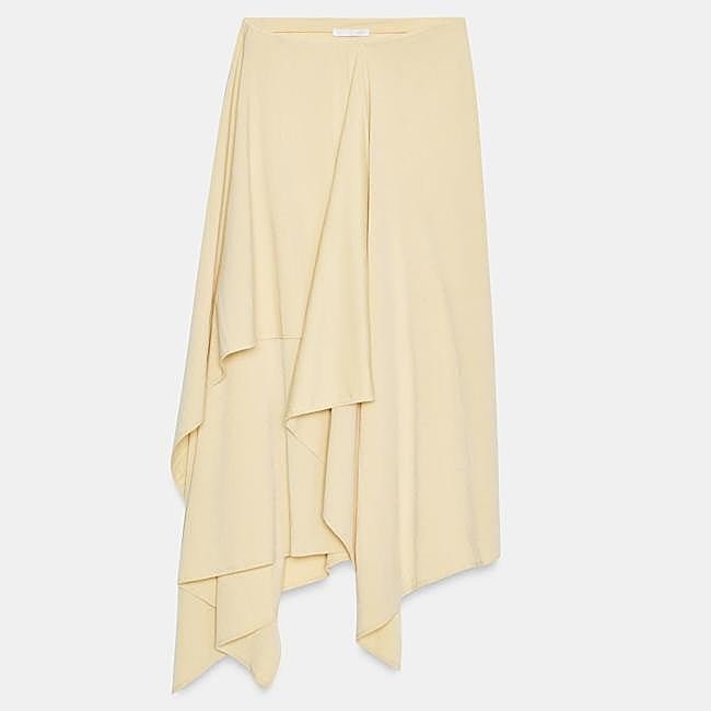 Falda drapeada en tono mantequilla de Zara, 25,95 euros.