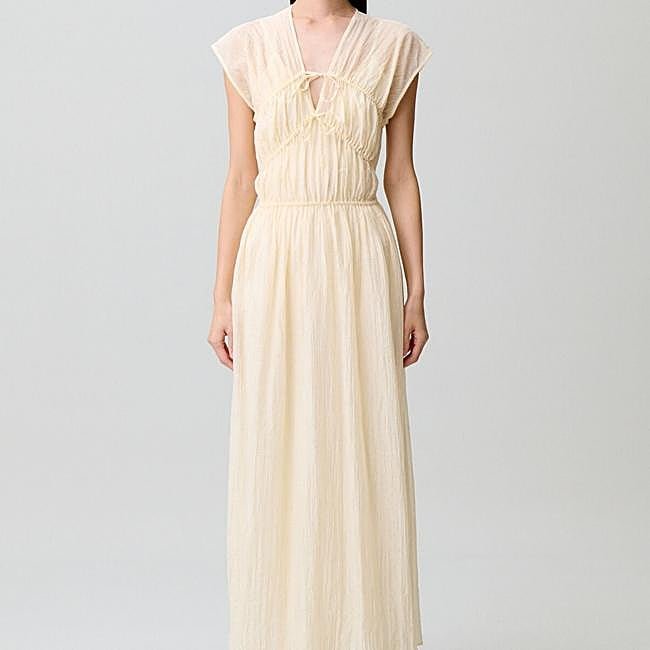 Vestido largo color vainilla de Claudie Pierlot, 162,50 euros.
