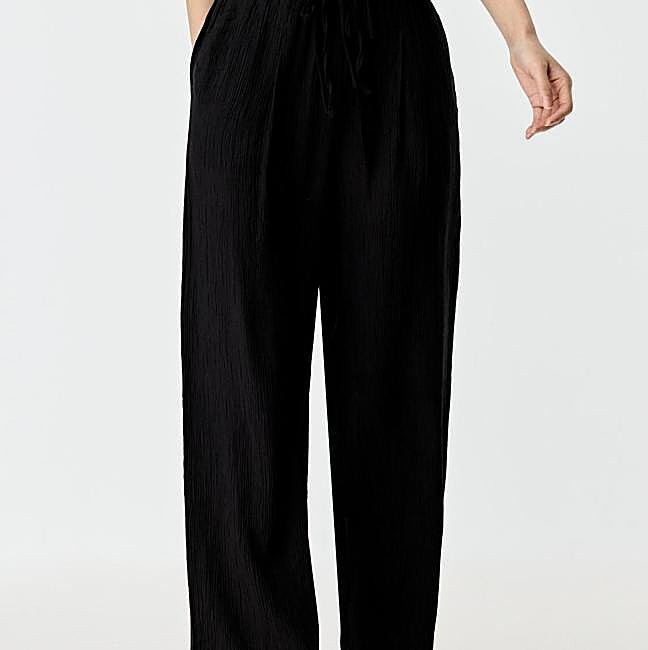 Pantalón negro fluido de Lefties, 12,99 euros.