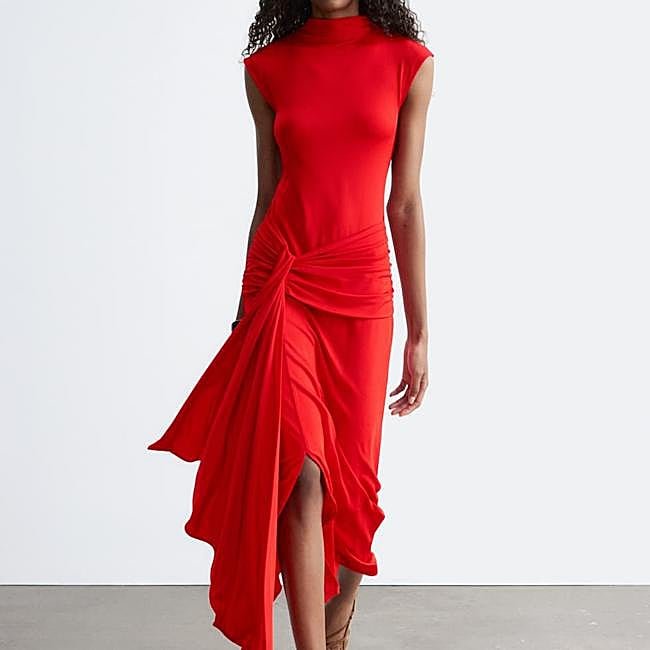 Vestido rojo drapeado de &OtherStories, 119 euros.