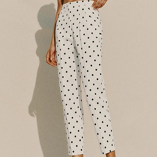 Pantalón blanco de lunares de Zara, 25,95 euros.