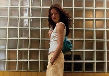 Por qué las mujeres elegantes están cambiando los vaqueros por pantalones fluidos