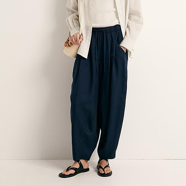 Pantalones bombachos azul marino de Sfera, 35,99 euros.