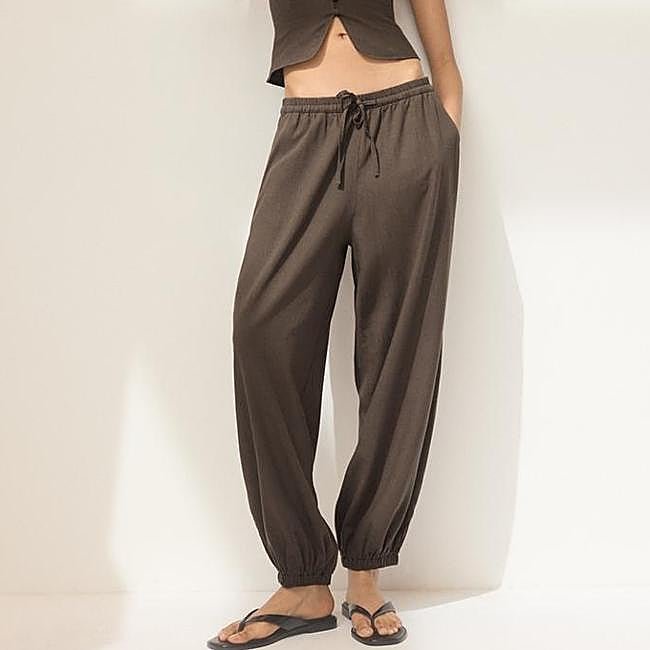 Pantalones bombachos chocolate de Stradivarius, 22,99 euros.