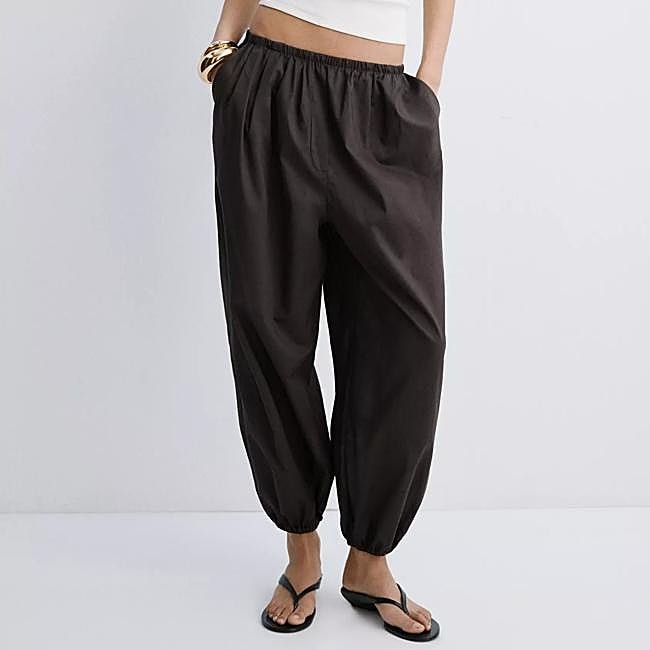 Pantalones bombachos marrón oscuro de Mango, 29,99 euros.