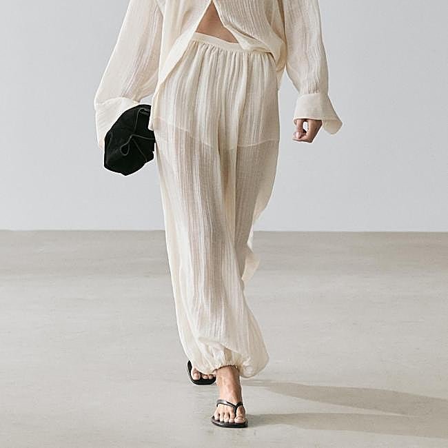 Pantalones bombachos semitransparentes de Massimo Dutti, 49,95 euros.