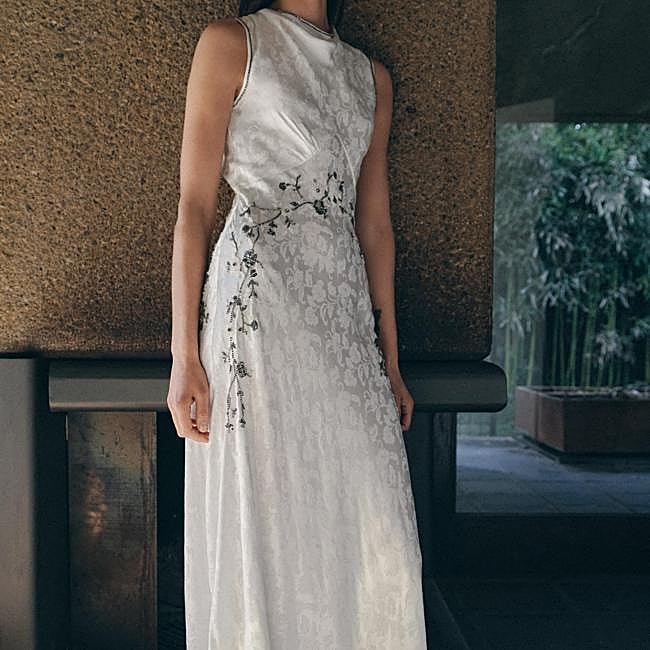 Vestido blanco bordado de Zara, 129 euros.