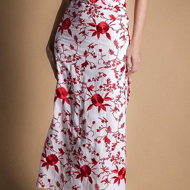 Falda midi bordada en rojo de The Nook Store, 109 euros.