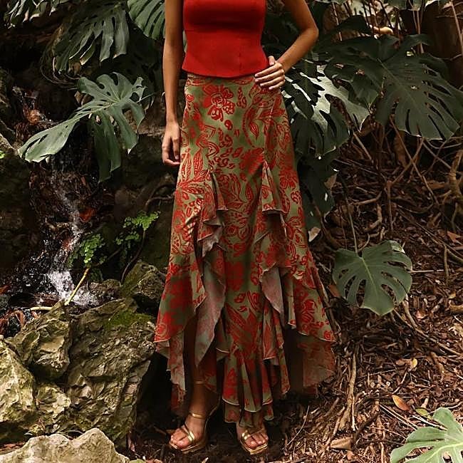 Falda estampada en tonos tierra y rojo de Miphai, 109,99 euros.
