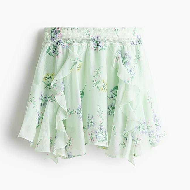 Falda mini floral en verde pastel de H&M, 29,99 euros.
