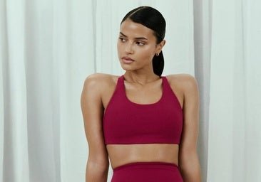 El ejercicio que trabaja hombros, core y caderas a la vez sin invertirte ni necesitar equipamiento