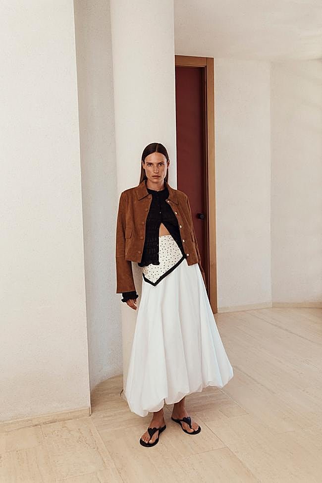 Un look con detalle de pañuelo anudado en la falda.