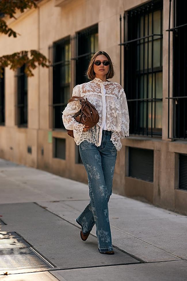 Un look con blusa de encaje en color blanco.