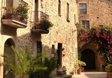 El pueblo medieval del Ampurdán que se merece cien visitas: galerías de arte, arrozales y el mar