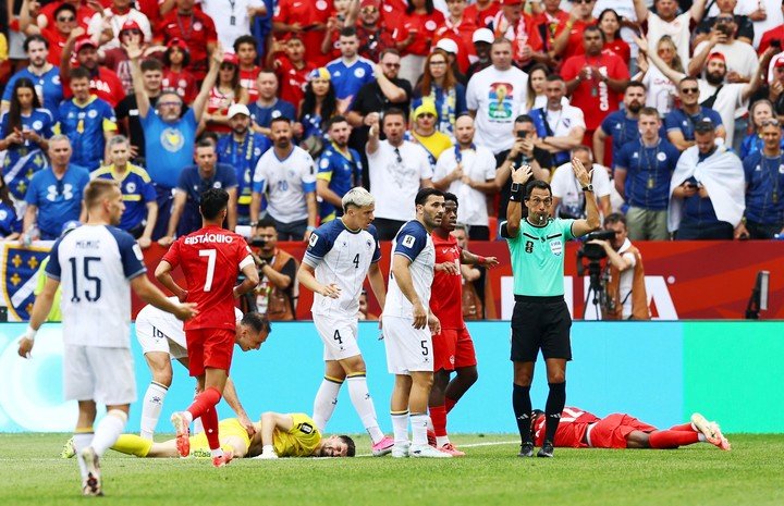 Nikola Vasilj, arquero de Bosnia, y Tani Oluwaseyi, de Canadá. Había offside y por eso Tello no fue a convocado a revisión.