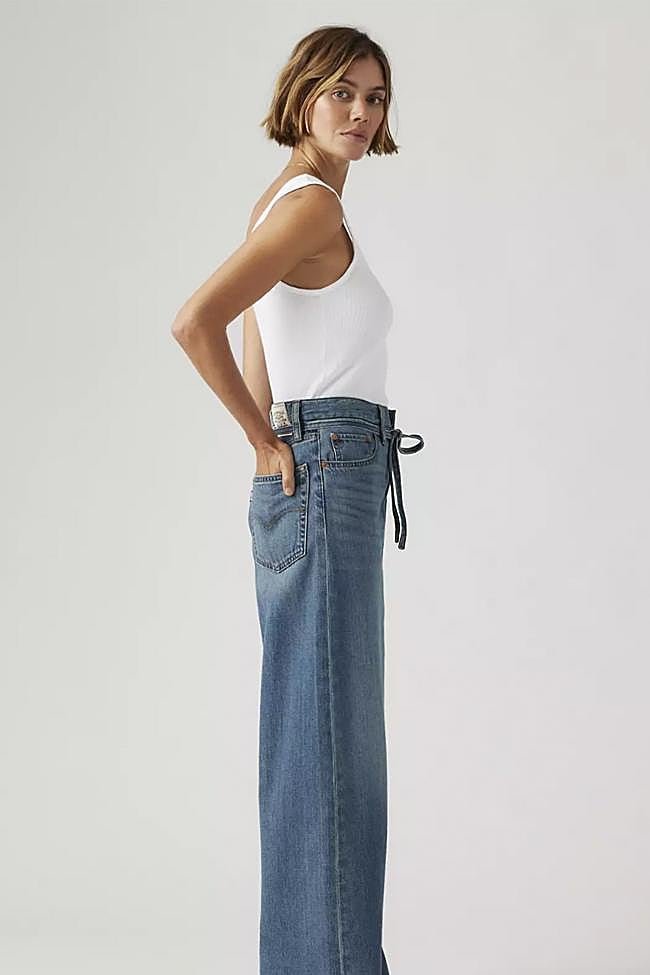 Vaqueros fluidos en algodón y lino de Levi's.