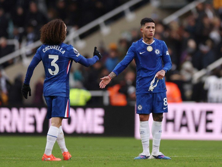 Enzo Fernández y Cucurella juntos en el Chelsea. Reuters/Lee Smith 