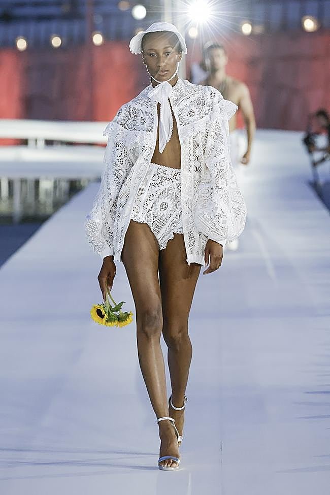 Diseño de Tony Bonet sobre la pasarela de Adlib Ibiza 2026.