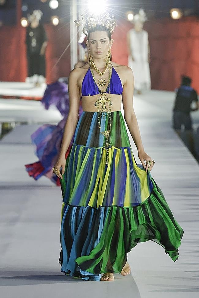 Diseño de Elisa Pomar Ibiza sobre la pasarela de Adlib Ibiza 2026.