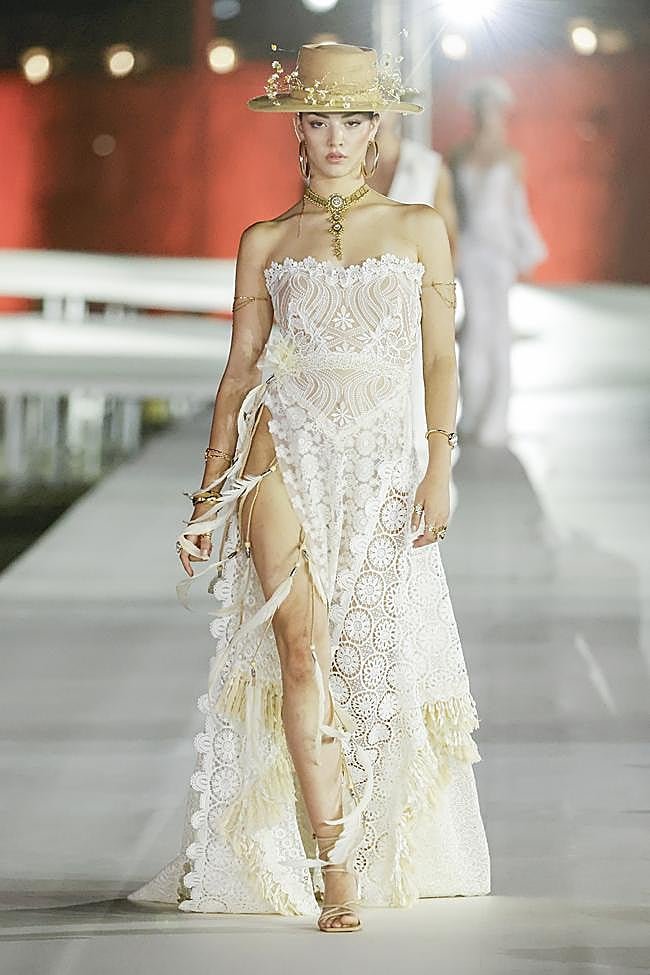 Diseño de Virginia Vald sobre la pasarela de Adlib Ibiza 2026.