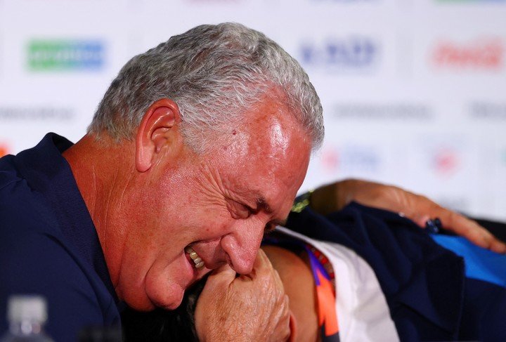 El abrazo de Alfaro a Gómez cuando se emocionó (Reuters). 