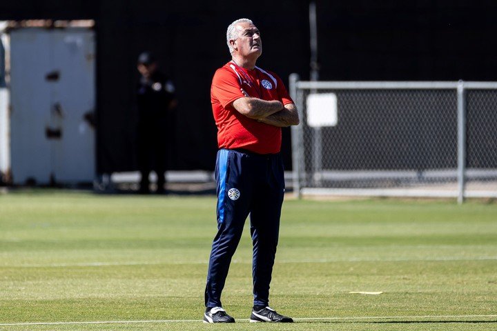 Gustavo Alfaro entrenador de Paraguay, en la práctica de este jueves (EFE).