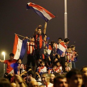La locura en Paraguay antes del debut: Asunción a full y productos insólitos a la venta 