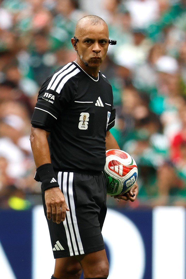 El árbitro brasileño Wilton Sampaio con la cámara incorporada (EFE).