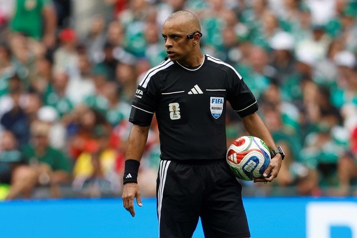 Wilton Sampaio en el match entre México y Sudáfrica (EFE).