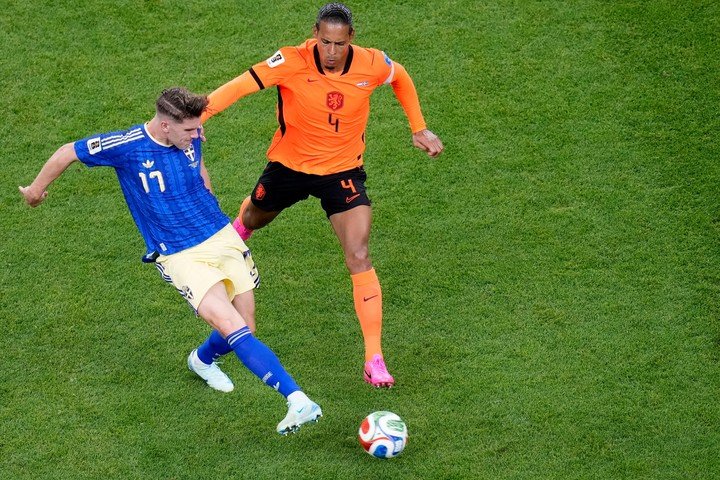 Virgil van Dijk presiona a Viktor Gyokeres, de Suecia. (AP)